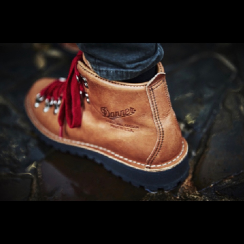 Danner Women’s Mountain LT Cascade Boot red laces